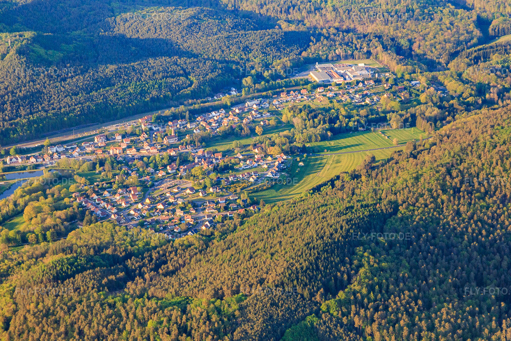 Luftbild: Ortsansicht in den Nordvogesen aus Süden in Wingen-sur-Moder im Bundesland Bas-Rhin in Frankreich. Foto: IMG_145832.jpg vom 30.04.2025 durch Werner Riehm/FLY-FOTO.de