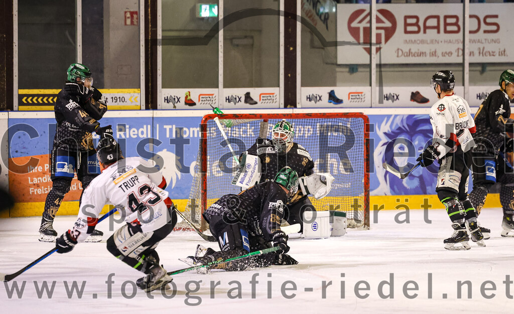 2024-03-15_113_TSV_Erding_gegen_EHC_Koenigsbrunn | Erding, Deutschland, 15.03.2024:
Eishockey, Bayernliga Playoffs 2023 / 2024, 3. Spieltag, TSV Erding gegen EHC Königsbrunn, Endergebnis: 3:4 n. V.

Hayden Trupp (EHC Königsbrunn, #43), Michael Trox (Erding Gladiators, #86), Torwart Dimitri Pätzold (Erding Gladiators, #32), Peter Brückner (EHC Königsbrunn, #33)

Foto: Christian Riedel / fotografie-riedel.net