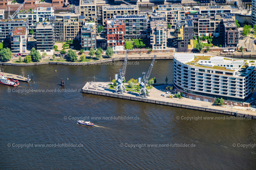 Hamburg_Strandhöft_Strandkai_Hafencity_ELS_7068200625 | HAMBURG 20.06.2025 Neugestaltung des Platz- Ensemble auf dem " Strandhöft " an der Hübenerstraße im Ortsteil HafenCity in Hamburg, Deutschland. Weiterführende Informationen bei: Miralles Tagliabue EMBT. // Ensemble space an place on " Strandhoeft " on street Huebenerstrasse in the district HafenCity in Hamburg, Germany. Further information at: Miralles Tagliabue EMBT. Foto: Martin Elsen