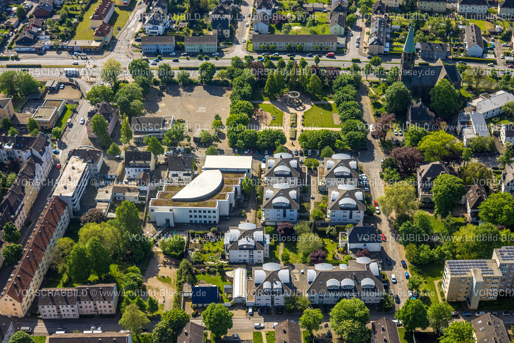 Hagen240504101 | Luftbild, Wohngebiet Wohnhäuser Vorhaller Straße, Vorhalle Stadtteilhaus, Park mit Spielplatz und Denkmal Vorhalle, Vorhalle, Hagen, Ruhrgebiet, Nordrhein-Westfalen, Deutschland