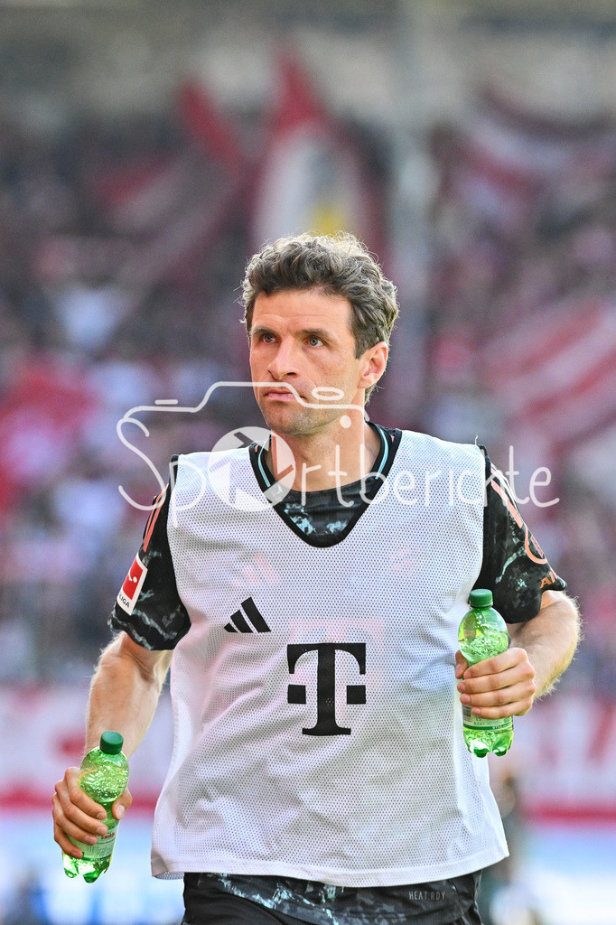 1. FC Heidenheim - FC Bayern München | im Bild Thomas MUELLER (FC Bayern Muenchen 25) auf dem Weg zum warmmachen / Bundesliga: 1. FC Heidenheim - FC Bayern Muenchen, Voith Arena am 19.04.2025 / Einzelfoto / Freisteller