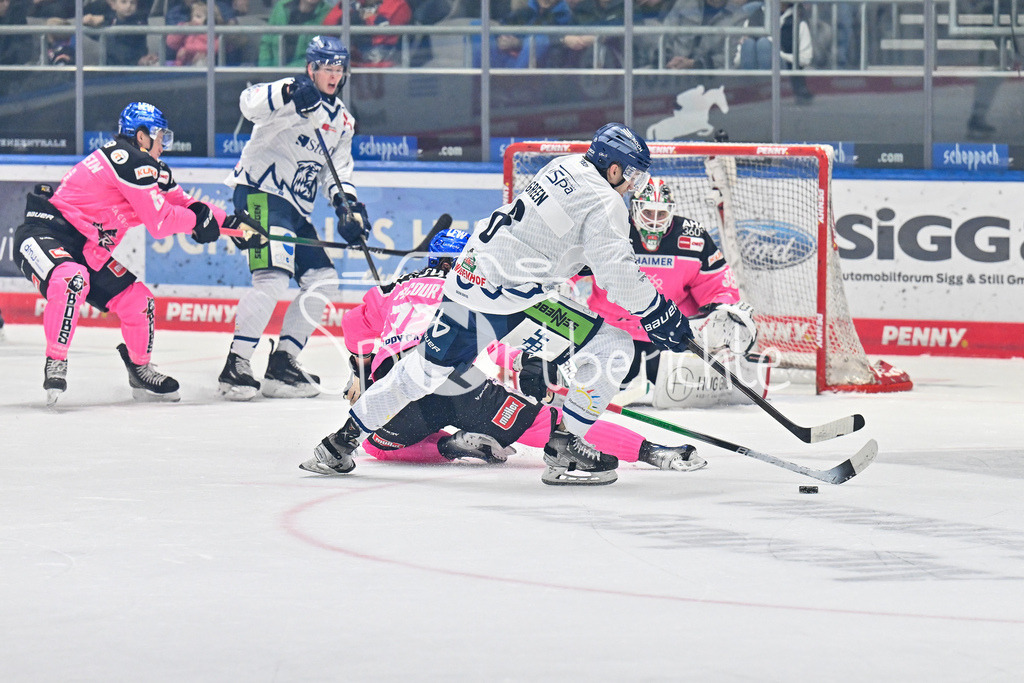 Augsburger Panther - Straubing Tigers | im Duell Riley McCOURT (Augsburger Panther #72) und Alex GREEN (Straubing Tigers #6) / Zweikampf / DEL: Augsburger Panther - Straubing Tigers, Curt Frenzel Stadiom am 20.10.2024