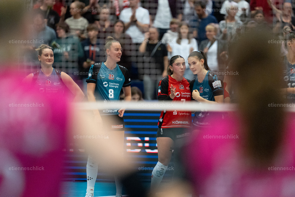 Dresdner SC - Binder Blaubären TSV Flacht, DEKRA 1. Bundesliga Frauen, Volleyball | Im Bild: Jette Kuipers (8, Dresdner SC), Katerina Georgiadis (7, Dresdner SC) und Florentine Rosemann (31, Dresdner SC)24.10.2026, Dresdner SC -  Binder Blaubären TSV Flacht, DEKRA 1. Bundesliga Frauen, Volleyball, Deutschland, Dresden, Cyberport Arena