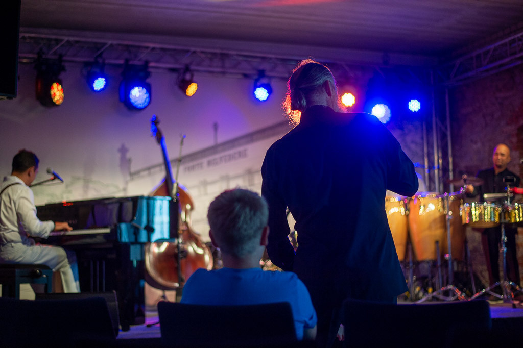 Summ Summ Salsa | Kinderkonzert Summ Summ Salsa mit Klazz Brothers & Cuba Percussion im Forte Belvedere Leisnig zum Festival Hallo Leisnig 2022. - Realisiert mit Pictrs.com