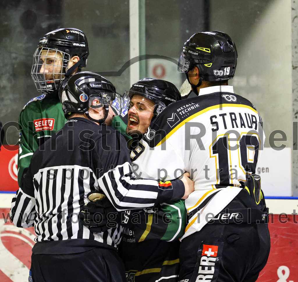 2022-09-23_118_TSV_Erding_gegen_EV_Fuessen | Erding, Deutschland, 23.09.2022:
Eishockey, Bayernliga 2022 / 2023, Testspiel, TSV Erding gegen EV Füssen, Endergebnis: 1:3

Florian Zimmermann (Erding Gladiators, #5), Leon Abstreiter (Erding Gladiators, #72), Julian Straub (EV Füssen, #19)

Foto: Christian Riedel / fotografie-riedel.net