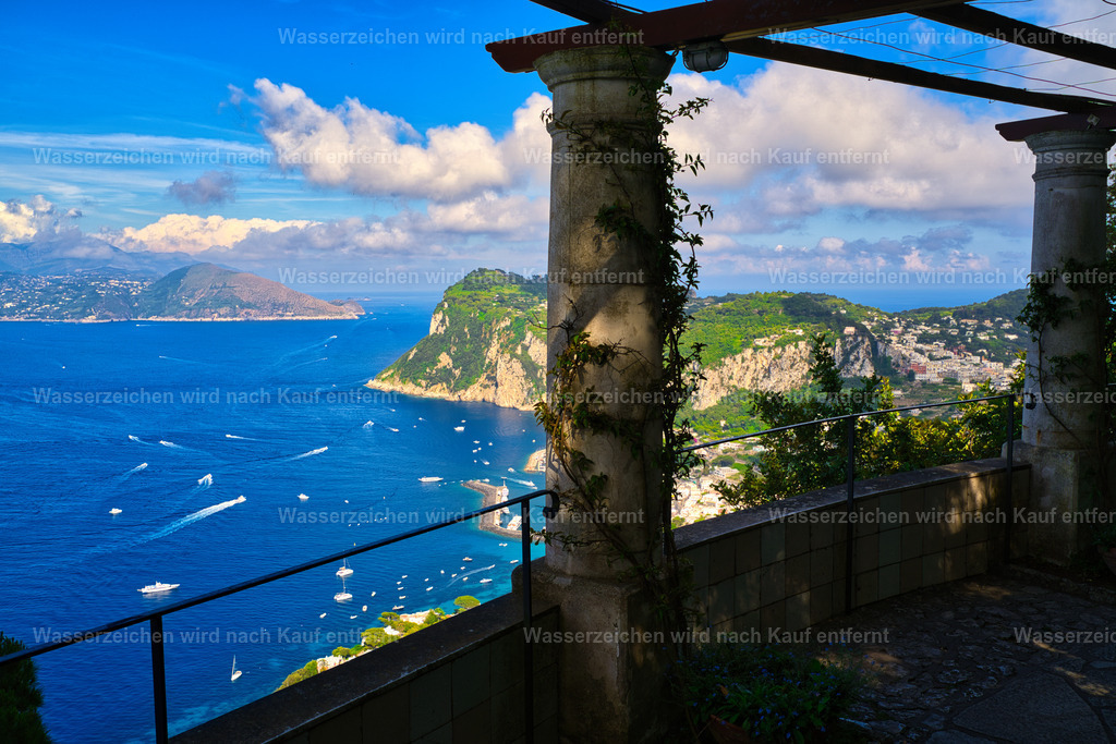 Capri - Panoramablick vom Belvedere der Villa San Michele | Capri ist eine traumhafte Insel im Golf von Neapel, bekannt für türkisblaues Meer, beeindruckende Felsklippen, mediterrane Landschaften und die berühmten Faraglioni. - Realisiert mit Pictrs.com
