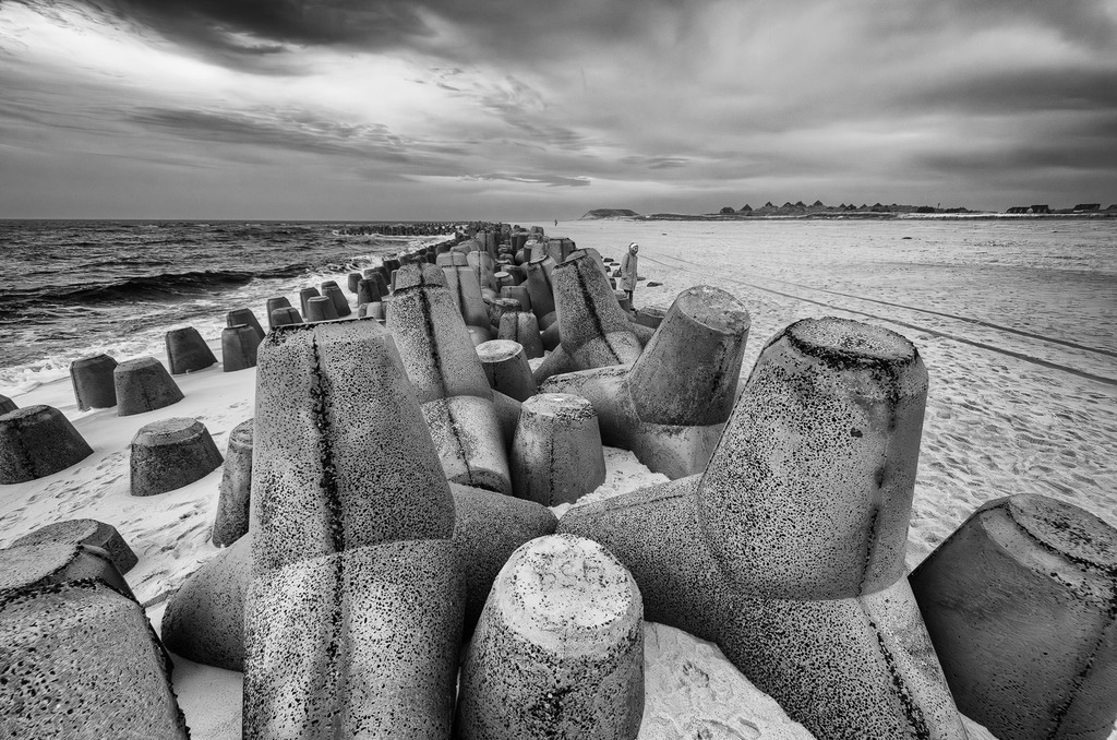 2015-481 | Hörnum-Odde ist eine Dünen- und Heidelandschaft an der Südspitze der nordfriesischen Insel Sylt in der Gemeinde Hörnum. Angesichts starker Landverluste durch Stürme befürchten Experten, dass der Kampf um Hörnum-Odde bald verloren ist. Das Bild zeigt Tetrapoden (Wellenbrecher) an der Nordwestseite der Hörnum-Odde. - Realisiert mit Pictrs.com