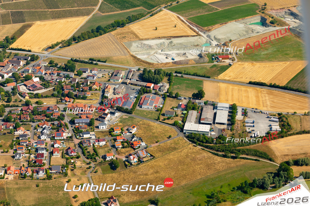 Das Luftbild zeigt : Possenheimer Straße Markt Einersheim - Die Luftaufnahme wurde 2023 vom UL-Flugzeug aus erstellt ( keine Drohne ) - Hochauflösende Luftaufnahme - Für grossformatige Ausdrucke geeignet. Die Geschenkidee !Mit Lizenz und Bildrechte bestellbar