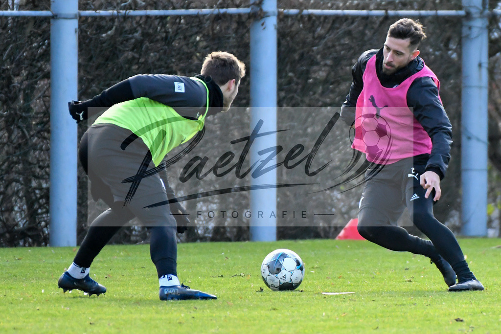 20200215_TRAOSN_0007 | Fussball, Herren: Benjamin Girth (VfL Osnabrueck) und Manuel Farrona Pulido (VfL Osnabrueck) im Zweikampf waehrend der Trainingseinheit des VfL Osnabrueck im Sportpark Illoshoehe am 15.02.2020 in Osnabrueck, Deutschland. - Realisiert mit Pictrs.com