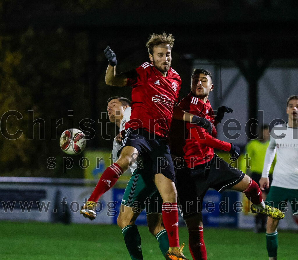 2023-11-17_016_FC_Schwaig_gegen_SpVgg_Feldmoching | Oberding, Deutschland, 17.11.2023:
Fußball, Landesliga Südost 2023 / 2024, 21. Spieltag, FC Schwaig gegen SpVgg Feldmoching, Endergebnis: 1:1

Vincent Sommer (FC Schwaig, #10), Mario Ljubicic (SpVgg Feldmoching, #16), Dogukan Numcu (SpVgg Feldmoching, #8)

Foto: Christian Riedel / fotografie-riedel.net