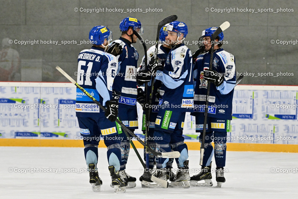 ESV FERLACH vs. ESC SOCCERZONE STEINDORF | Jubel ESC Steindorf Mannschaft, #61 Friedrich Daniel ESC Steindorf, #77 Wuntschek Manuel ESC Steindorf, #29 Koller Fabian ESC Steindorf, ESV FERLACH vs. ESC SOCCERZONE STEINDORF, ESV FERLACH vs. ESC SOCCERZONE STEINDORF am 22.11.2024 in Ferlach (Eishalle Ferlach ), Austria, (Photo by Bernd Stefan)