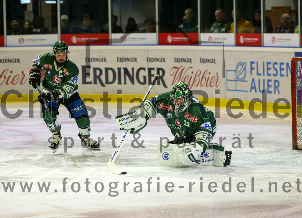 2023-11-12_012_TSV_Erding_gegen_EHC_Koenigsbrunn | Erding, Deutschland, 12.11.2023:
Eishockey, Bayernliga Vorrunde 2023 / 2024, 9. Spieltag, TSV Erding gegen EHC Königsbrunn, Endergebnis: 3:2

Rudolf Lorenz (Erding Gladiators, #91), Torwart Dimitri Pätzold (Erding Gladiators, #32)

Foto: Christian Riedel / fotografie-riedel.net