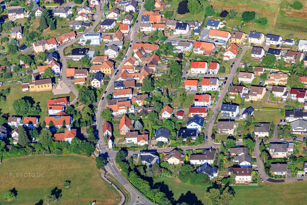 Luftbild: Lange Straße aus Osten im Ortsteil Schluttenbach in Ettlingen im Bundesland Baden-Württemberg in Deutschland. Foto: IMG_084000.jpg vom 26.07.2015 durch Werner Riehm/FLY-FOTO.de