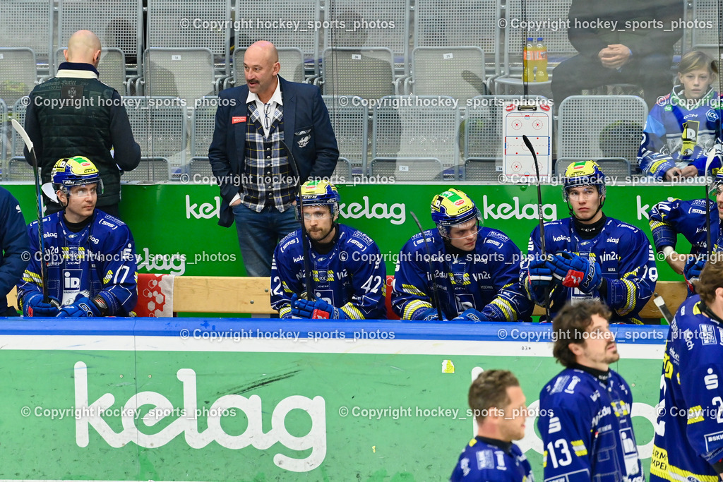 EC IDM WÄRMEPUMPEN VSV vs. Steinbach Black Wings Linz | Spielerbank EC VSV, Herbert Hohenberger Sportdirektor EC VSV,  EC IDM WÄRMEPUMPEN VSV vs. Steinbach Black Wings Linz, EC IDM WÄRMEPUMPEN VSV vs. Steinbach Black Wings Linz am 28.11.2025 in Villach (Stadthalle Villach), Austria, (Photo by Bernd Stefan)