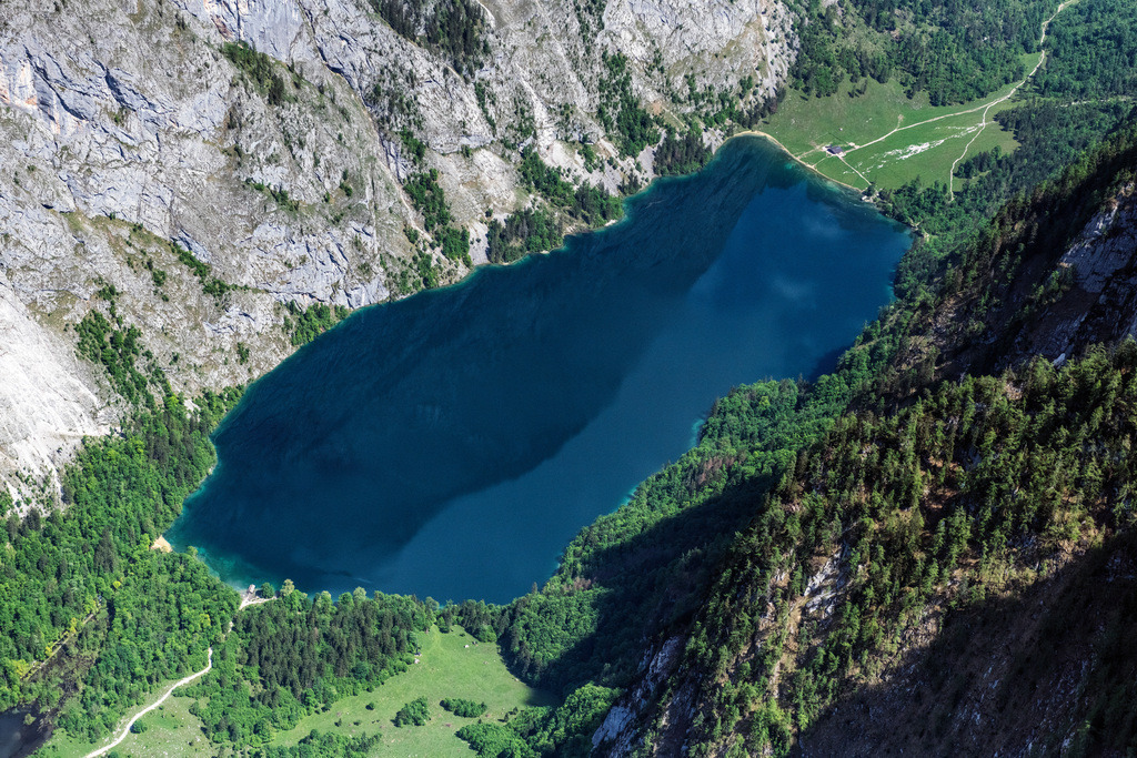 dr__0097715.jpg | SCHöNAU AM KöNIGSSEE 19.05.2022 Uferbereiche am Seegebiet des Obersee am Königsee mit dem Röthbachwasserfall in Schönau am Königssee im Bundesland Bayern, Deutschland. // Riparian areas on the lake area of Obersee on Koenigsee with dem Roethbachwasserfall in Schoenau am Koenigssee in the state Bavaria, Germany. Foto: Daniel Reiter