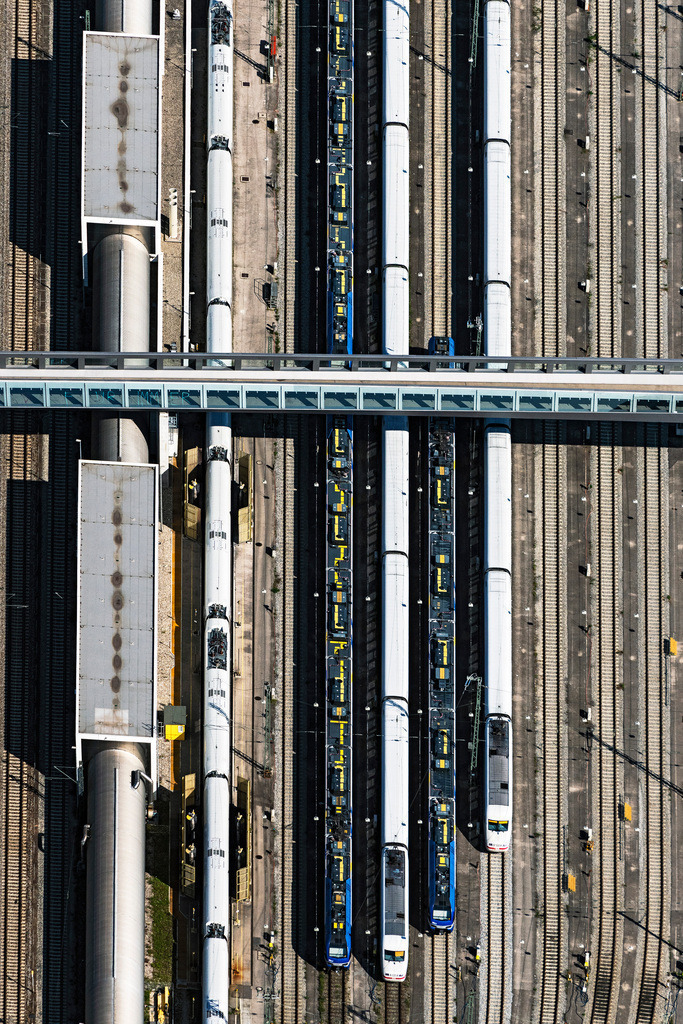 dr__0078031.jpg | MüNCHEN 06.09.2021 Brückenbauwerk Arnulfsteg zur Querung und Überbrückung der Gleis- Streckenführung der Bahn in München im Bundesland Bayern, Deutschland. // Bridge structure Arnulfsteg for crossing and bridging the track of the railway in Munich in the state Bavaria, Germany. Foto: Daniel Reiter