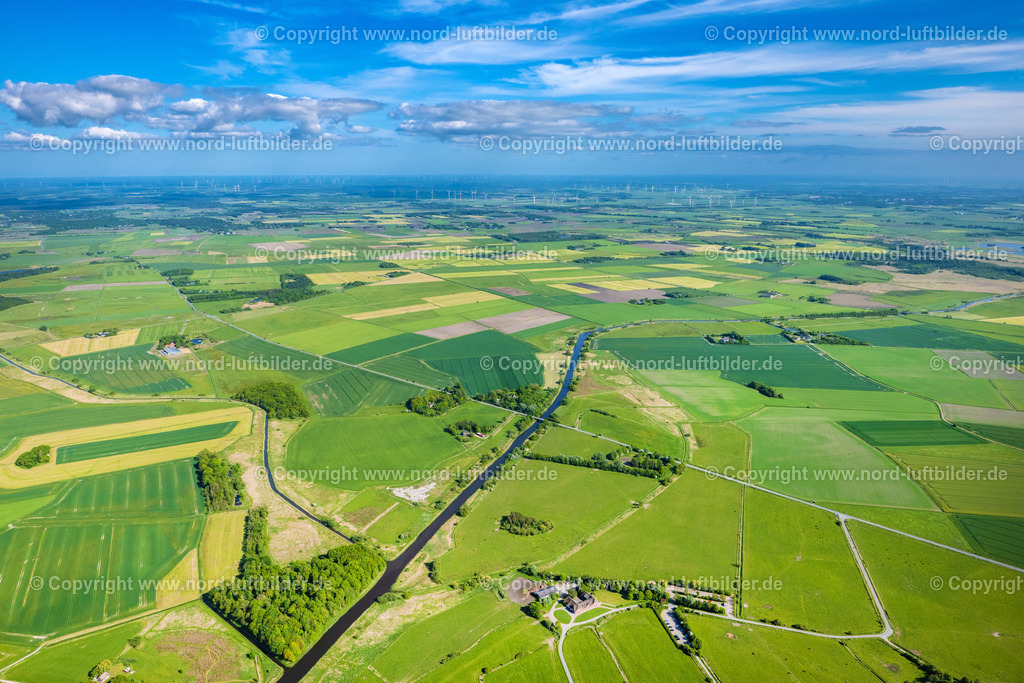 Neukirchen_Schmale_Kanal_ELS_0167300523 | NEUKIRCHEN 30.05.2023 Landschaft vorwiegend landwirtschaftlich genutzte Felder am " Schmale Kanal " in Neukirchen an der Ostseeküste im Bundesland Schleswig-Holstein, Deutschland. // Landscape of predominantly agricultural fields on the "Narrow Canal" in Neukirchen on the Baltic Sea coast in the state Schleswig-Holstein, Germany. Foto: Martin Elsen