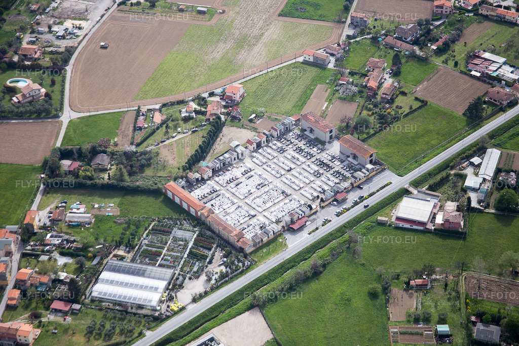 Vue aérienne: Strettoia à Pietrasanta dans le département Lucca, Italie – .Photo: IMG_086929.jpg prise le 03/04/2016 par Werner Riehm/FLY-FOTO.eu – Résolution de l'original: 5472 x 3648 px