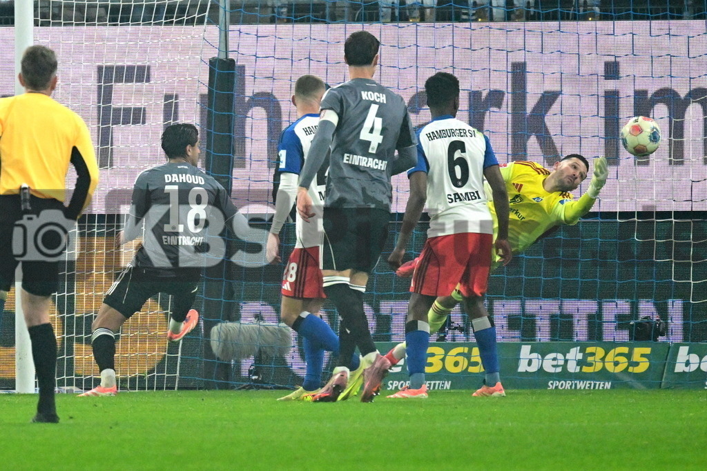 KBS Picture_HSV-Frankfurt_042 | v.l. Dahoud Mahmoud (Eintr. Frankfurt) , Muheim Miro (HSV) , Koch Robin (Eintr. Frankfurt) , Sambi Lokonga Albert Sambi (HSV) sehen wie Heuer Fernandes Daniel (HSV) mit einer Riesenparade den Ball rettet ,Sportplatz :  Volksparkstadion, - Realisiert mit Pictrs.com