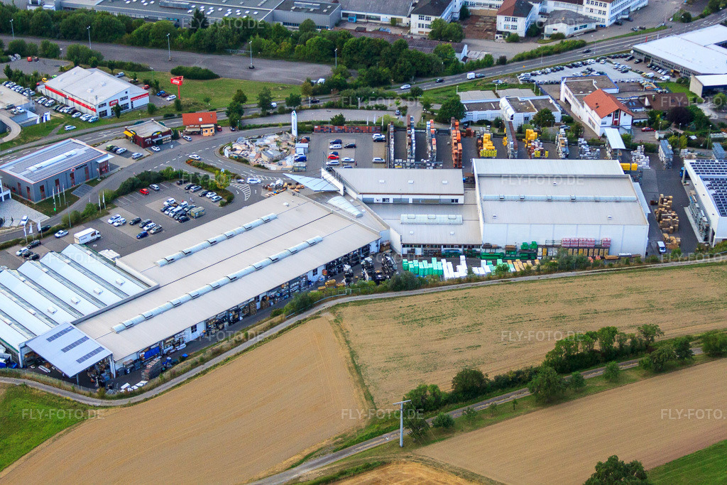 Luftbild: Kömpf Bauzentrum GmbH in Calw im Bundesland Baden-Württemberg in Deutschland. – Foto: IMG_52395.jpg vom 23.08.2012 durch Werner Riehm/FLY-FOTO.de – Auflösung des Originals: 4752 x 3168 px – Kömpf Baustoffhandel GmbH