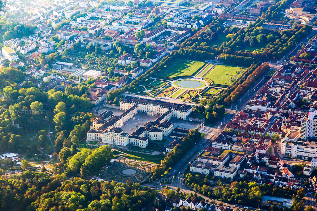 Luftbild: Residenzschloss Ludwigsburg und Blühendes Barock Gartenschau in Ludwigsburg im Bundesland Baden-Württemberg in Deutschland.Foto: IMG_138502.jpg vom 16.09.2023 durch Werner Riehm/FLY-FOTO.deResidenzschloss LudwigsburgBlühendes Barock Ludwigsburg - Gartenschau, Märchengarten
