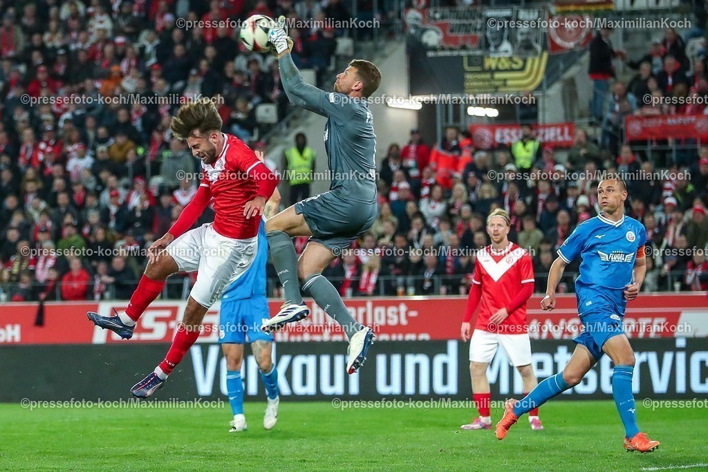 RWE06042501163 | 2025.04.06, Fußball, 3.Liga, Rot-Weiss Essen - FC Hansa Rostock, Stadion Hafenstraße, Saison 2024 2025: Torwart Benjamin Uphoff (FC Hansa Rostock #01) verteidigt gegen Jose-Enrique Rios Alonso (RWE #23) im StrafraumDFB regulations prohibit any use of photographs as image sequences and or quasi-video.