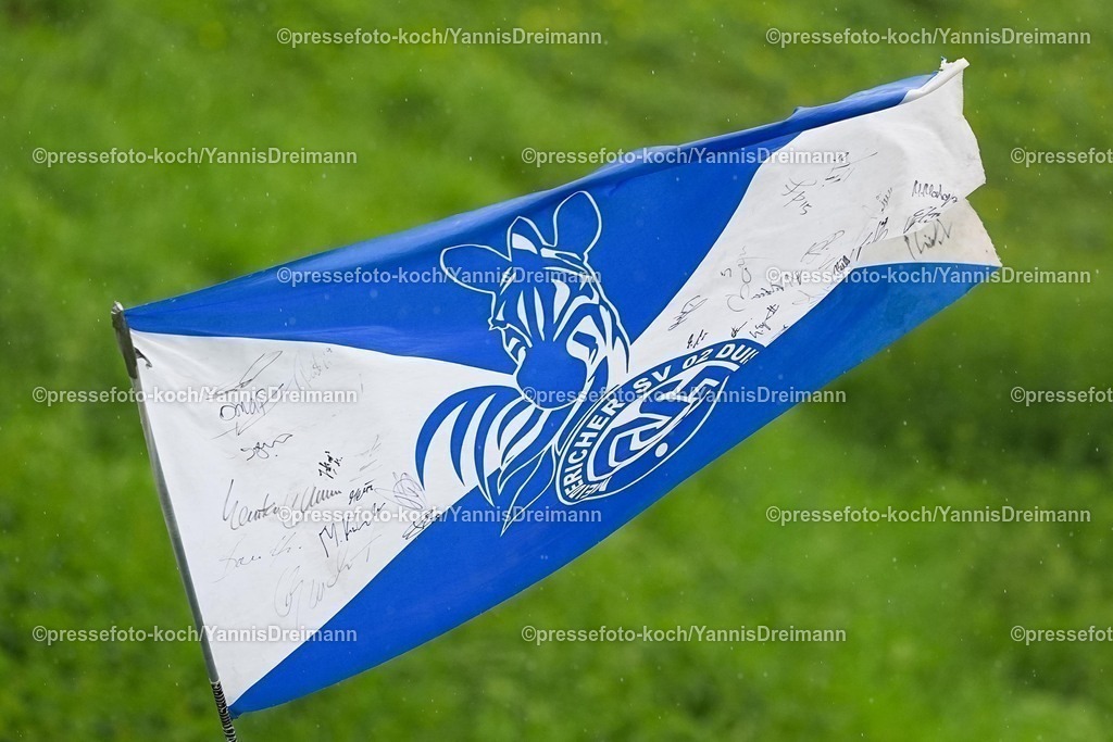 xYDR16072501004 | 16.07.2025, xydrx, Fußball, VFB Homberg - MSV Duisburg, Testspiel, PCC-Stadion: MSV Fahne mit Unterschriften, feature,