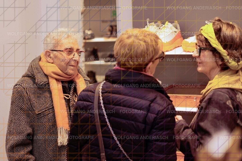 20251130-104735_Schmuck_R3A_0121_wa | Eine besondere Vernissage mitten im Flagship-Store von BÄR Schuhe in Frankfurt: Schmuck trifft auf orthopädische Schuhkunst, Design auf Wohlgefühl. Zwischen funkelnden Details und anatomischer Präzision entstand ein Abend voller Stil, Inspiration und echter Handwerksqualität. Ein herzliches Dankeschön an Alexandra Feirer für die großartige Gastfreundschaft und diesen stimmungsvollen Rahmen. - Realisiert mit Pictrs.com