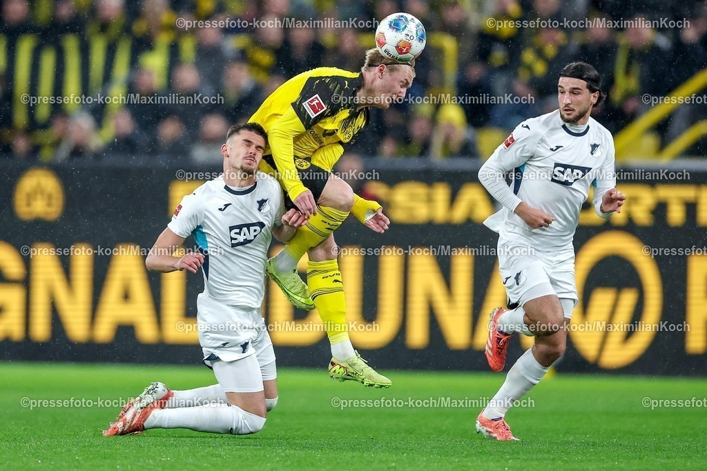 BVB07122501012 | 07.12.2025, Fußball, Borussia Dortmund - TSG 1899 Hoffenheimt, 1. Fußball Bundesliga, 13. Spieltag, Signal Iduna Park, Saison 2025 2026: Julian Brandt&nbsp;(BVB #10) im Zweikampf gegen  Albian Hajdari&nbsp;(TSG Hoffenheim #21)    DFB regulations prohibit any use of photographs as image sequences and or quasi-video.