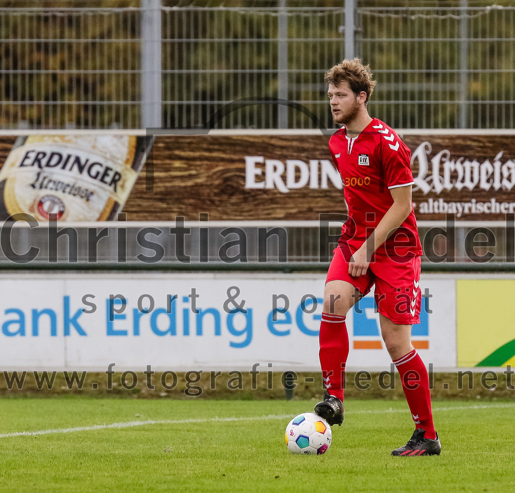 2023-11-04_003_FC_Langengeisling_gegen_VfL_Waldkraiburg | Erding, Deutschland, 04.11.2023:
Fußball, Bezirksliga Oberbayern Ost 2023 / 2024, 16. Spieltag, FC Langengeisling gegen VfL Waldkraiburg, Endergebnis: 2:0

Danis Glamocic (VfL Waldkraiburg, #14)

Foto: Christian Riedel / fotografie-riedel.net
