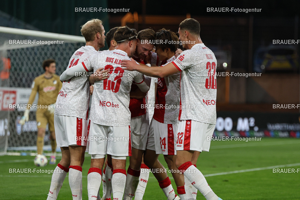 Rot-Weiss Essen - Hansa Rostock | Essen, Deutschland, 01.10.2025 Mannschaft von Rot-Weiss Essen Jubelt nach dem Tor zum 1:0während des 3.Liga Spiels zwischen  Rot-Weiss Essen und TSG Hoffenheim u23 am 20.09.2025 im Stadion an der Hafenstraße in Essen. (Foto von Timo Bluhmki-Schmidt/Brauer Fotoagentur
