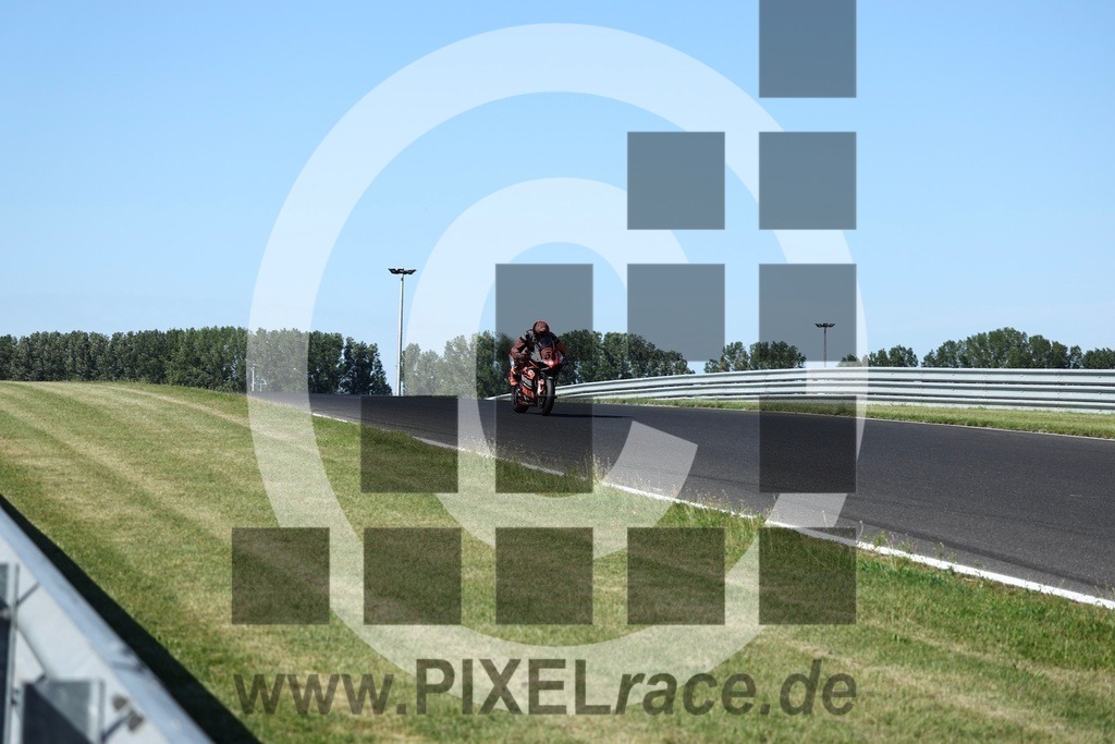0055-20240623_12849 | Schöne Erinnerungen an spannende Momente - das festzuhalten ist unser Job. PIXELrace.de ist seit 2003 auf den Rennstrecken Europas unterwegs um die Action draußen beim Fahren und die wunderbare Stimmung imm Fahrerlager für euch einzufangen.