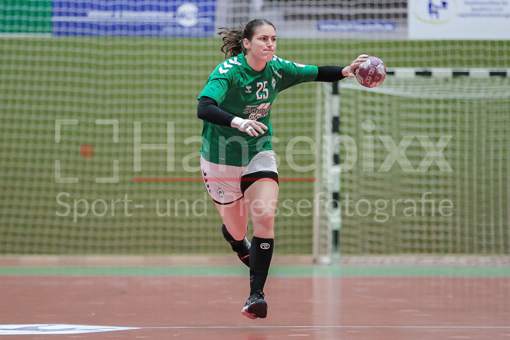 Handball, 2. Bundesliga Frauen, SV Werder Bremen - HSG Freiburg | v.li.: Anna Lena Bergmann (SV Werder Bremen, 25) Freisteller am Ball, Einzelfoto, Spielszene, Aktion, Action