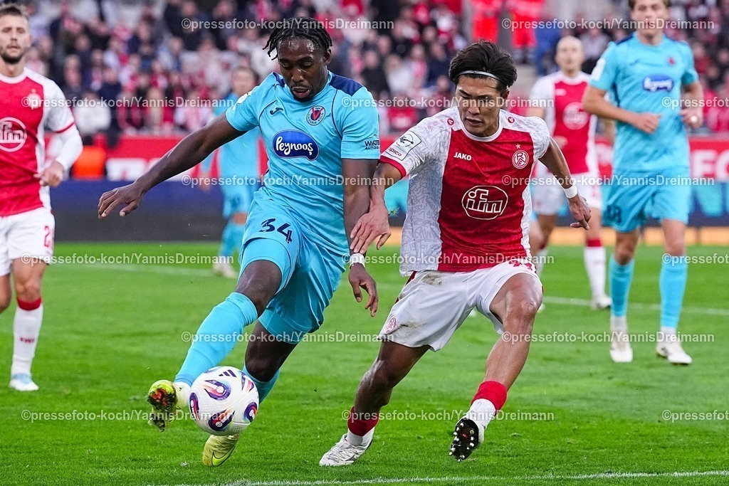 xYDRx18102501133 | 18.10.2025, xydrx, Fußball, 3.Liga, Rot-Weiss Essen - FC Viktoria Köln, Saison 2025 2026, Stadion an der Hafenstraße:  Frank Ronstadt (FC Viktoria Köln #34) im Zweikampf gegen Kaito Mizuta (Rot-Weiss Essen #24)    DFB regulations prohibit any use of photographs as image sequences and or quasi-video.