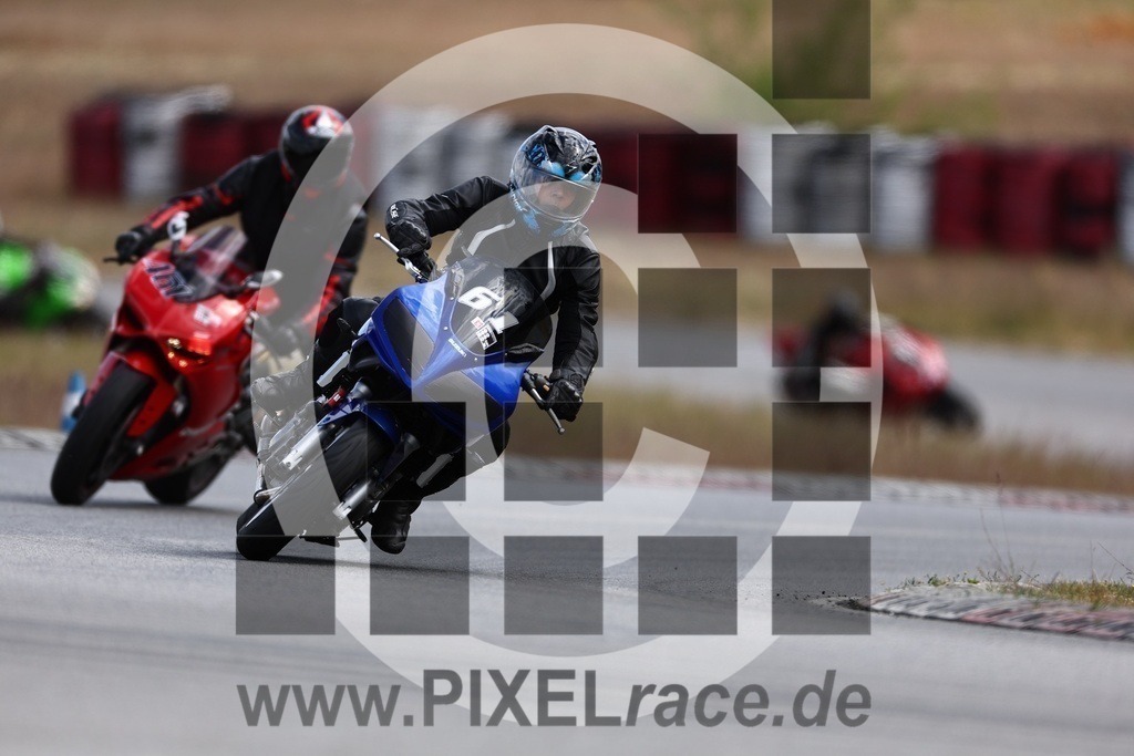 0061-20240511_02272 | Schöne Erinnerungen an spannende Momente - das festzuhalten ist unser Job. PIXELrace.de ist seit 2003 auf den Rennstrecken Europas unterwegs um die Action draußen beim Fahren und die wunderbare Stimmung imm Fahrerlager für euch einzufangen.
