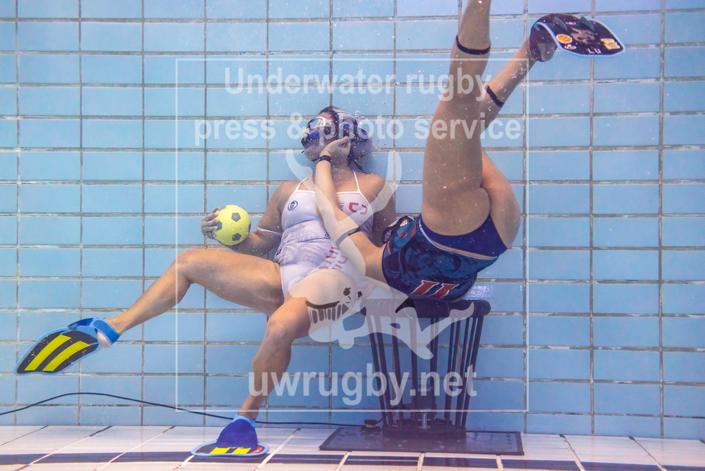 GER, Hammerheads(USA) vs. Amager UVR (Dänemark), Damen, Unterwasser-Rugby, Champions Cup 2024,  24.11.2024 | Marianne Heidam (Amager UVR, #11) im Strafwurf gegen Luisa Gomez (Hammerheads, #11). - Realisiert mit Pictrs.com