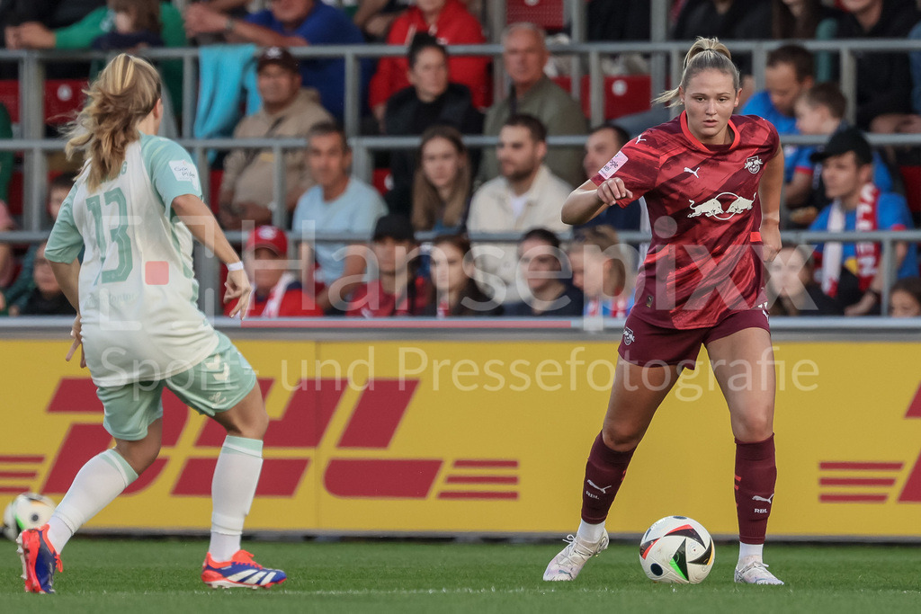 Fussball, Google Pixel Frauen-Bundesliga, RB Leipzig - SV Werder Bremen | v.li.: Ricarda Walkling (SV Werder Bremen, 13) und Marleen Schimmer (RB Leipzig, 14) im Zweikampf, Duell, Dynamik, Aktion, Action, Spielszene, DIE DFB-RICHTLINIEN UNTERSAGEN JEGLICHE NUTZUNG VON FOTOS ALS SEQUENZBILDER UND/ODER VIDEOÄHNLICHE FOTOSTRECKEN. DFB REGULATIONS PROHIBIT ANY USE OF PHOTOGRAPHS AS IMAGE SEQUENCES AND/OR QUASI-VIDEO.