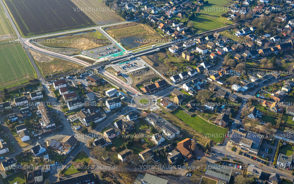 Hamm241200021 | Luftbild, geplante Nahverkehrsverbindung mit Haltepunkt in Westtünnen, Baustelle am Südfeldweg und Von-Thünen-Straße für den künftigen Bahnhaltepunkt, Bahnlinie mit Eisenbahnbrücke und Wohnsiedlung mit Kreisverkehr, Stadtbezirk Rhynern, Hamm, Ruhrgebiet, Nordrhein-Westfalen, Deutschland