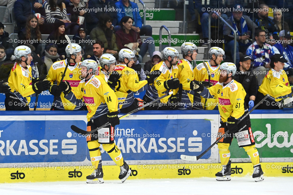 EC IDM WÄRMEPUMPEN VSV vs. Vienna Capitals | Jubel Vienna Capitals Mannschaft, Spielerbank Vienna Capitals Mannschaft, #44 Carter Souch Vienna Capitals, #61 Zane Franklin Vienna Capitals, EC IDM WÄRMEPUMPEN VSV vs. Vienna Capitals, EC IDM WÄRMEPUMPEN VSV vs. Vienna Capitals am 16.11.2025 in Villach (Stadthalle Villach), Austria, (Photo by Bernd Stefan)