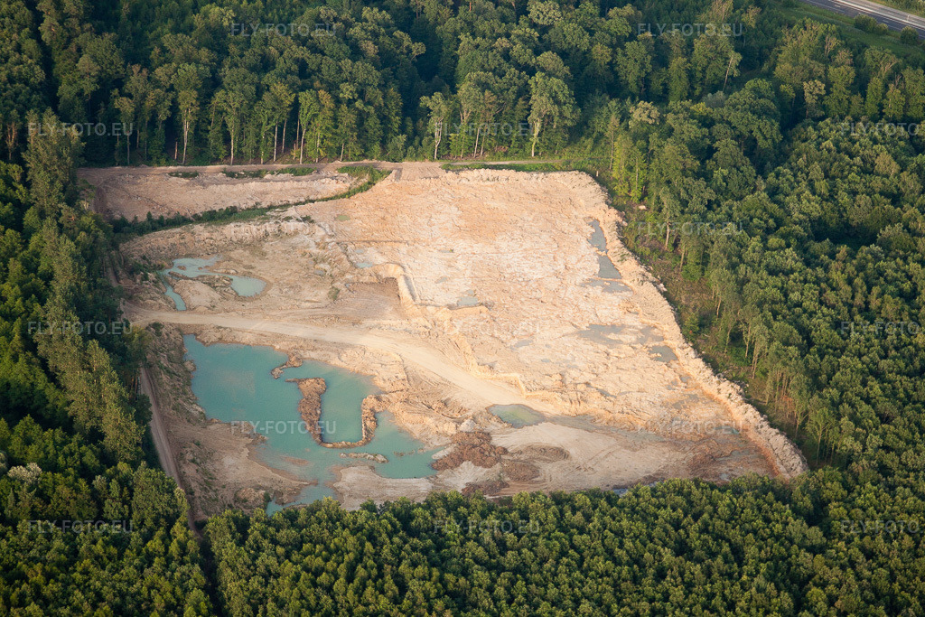 Vue aérienne: Argilières de la Forêt de Hagenau à Seltz dans le département Bas Rhin, France. Photo: IMG_30607.jpg prise le 09/07/2010 par Werner Riehm/FLY-FOTO.eu – Résolution de l'original: 4752 x 3168 px