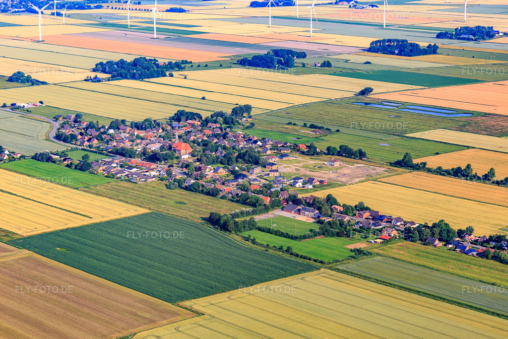Luftbild: Ortsansicht aus Südosten mit Neubaugebiet Wollgrasweg in Erschließung in Neuenkirchen im Bundesland Schleswig-Holstein in Deutschland. Foto: IMG_0007156.jpg vom 11.07.2021 durch Werner Riehm/FLY-FOTO.de
