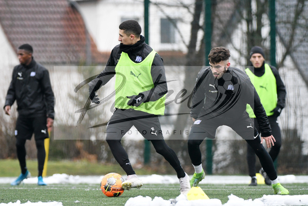 20200226_TRAOSN_0063 | Fussball, Herren: Anas Ouahim (VfL Osnabrueck) und Marc Auge (VFL Osnabrueck U19) im Zweikampf waehrend der Trainingseinheit des VfL Osnabrueck im Sportpark Illoshoehe am 26.02.2020 in Osnabrueck, Deutschland. - Realisiert mit Pictrs.com