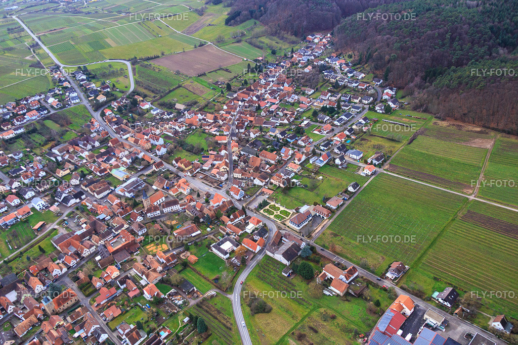 Dorfansicht am Haardtrand aus Nordosten | Luftbild: Dorfansicht am Haardtrand aus Nordosten in Oberotterbach im Bundesland Rheinland-Pfalz in Deutschland. Foto: IMG_085791.jpg vom 08.01.2016 durch Werner Riehm/FLY-FOTO.de - Realisiert mit Pictrs.com