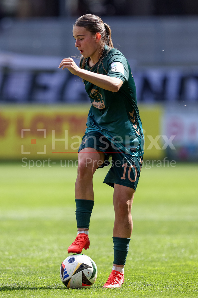 Fussball, Google Pixel Frauen-Bundesliga, SC Freiburg - SV Werder Bremen | Tuana Mahmoud (SV Werder Bremen, 10) am Ball, Freisteller, Einzelbild, Ganzkörper, Aktion, Action, Spielszene, DIE DFB-RICHTLINIEN UNTERSAGEN JEGLICHE NUTZUNG VON FOTOS ALS SEQUENZBILDER UND/ODER VIDEOÄHNLICHE FOTOSTRECKEN. DFB REGULATIONS PROHIBIT ANY USE OF PHOTOGRAPHS AS IMAGE SEQUENCES AND/OR QUASI-VIDEO.