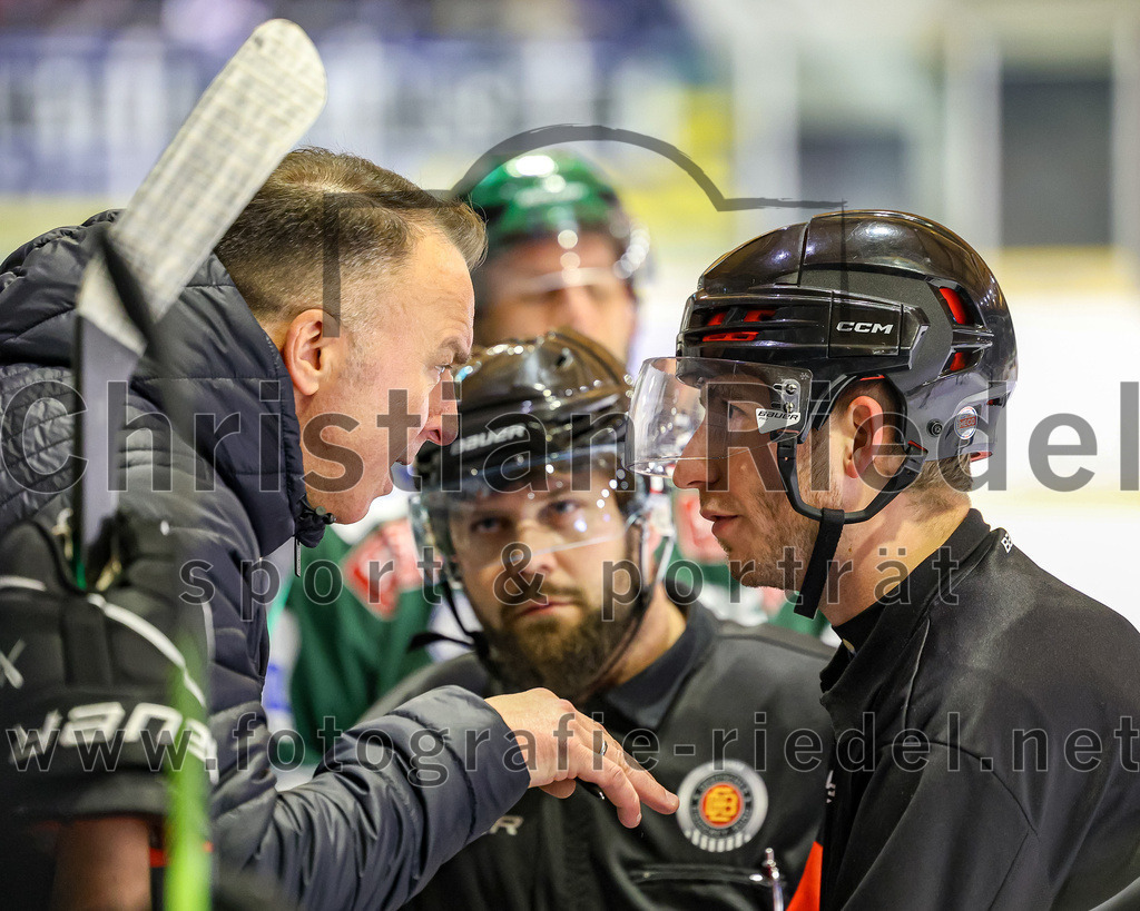 2024-01-26_060_TSV_Erding_gegen_HC_Landsberg | Erding, Deutschland, 26.01.2024:
Eishockey, Bayernliga Vorrunde 2023 / 2024, 28. Spieltag, TSV Erding gegen HC Landsberg, Endergebnis: 6:2

Teamchef Thomas Daffner (Erding Gladiators)

Foto: Christian Riedel / fotografie-riedel.net