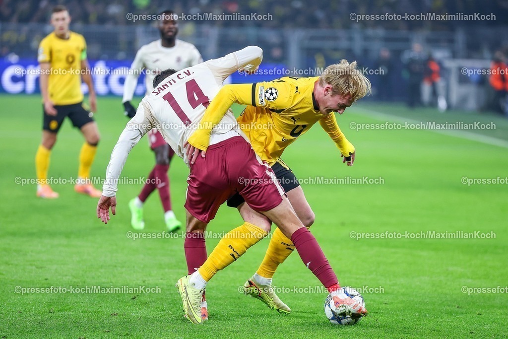 UCL25112501056 | 25.11.2025, Fußball, UEFA Champions League, Borussia Dortmund - FC Villarreal, BVB Stadion, 5. Spieltag, Saison 2025 2026: Santi Comesana (FC Villarreal #14) im Zweikampf gegen  Julian Brandt (BVB #10)  Regulations prohibit any use of photographs as image sequences and or quasi-video.