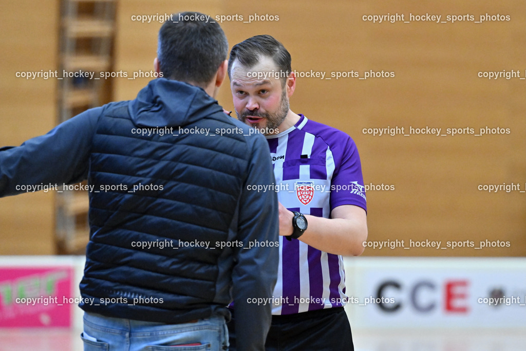 FBK Loka vs. VSV Unihockey | Headcoach VSV Unihockey Harald Felsberger, Igor Ivanchenko Referee, FBK Loka vs. VSV Unihockey, FBK Loka vs. VSV Unihockey am 23.03.2025 in Villach (Ballspielhalle St. Martin), Austria, (Photo by Bernd Stefan)