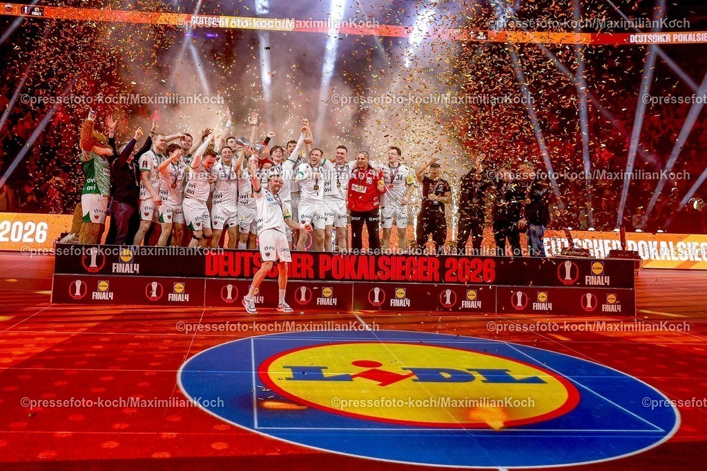xSSCx19042602039 | 19.04.2026, xsscx, Handball, DHB-Pokal Lidl Final4, Finale, Füchse Berlin - Bergischer HC, Saison 2025 / 2026 Herren, Lanxess Arena, Köln: Die Mannschaft der Füchse Berlin feiert den Sieg im DHB-Pokal  Photo: xSandraxScherningxPressefotoKochx