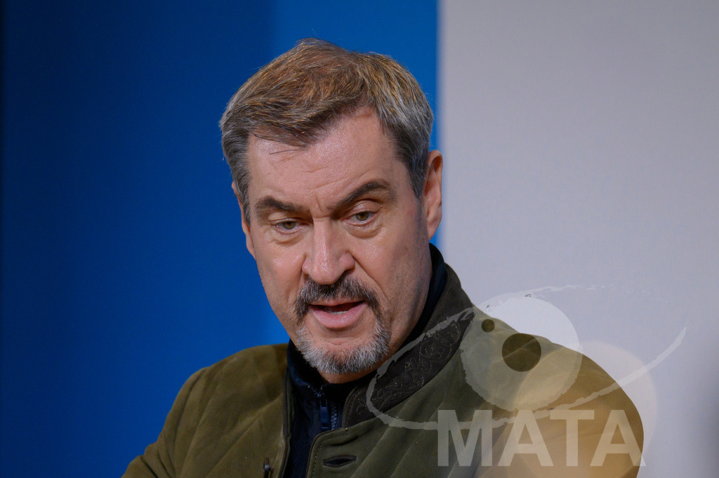 _DWI7661 | Bayerns Ministerpräsident Markus Söder (CSU) bei einer Pressekonferenz im Lokschuppen. Rosenheim, 02.12.2025 Bayern Deutschland - Realisiert mit Pictrs.com