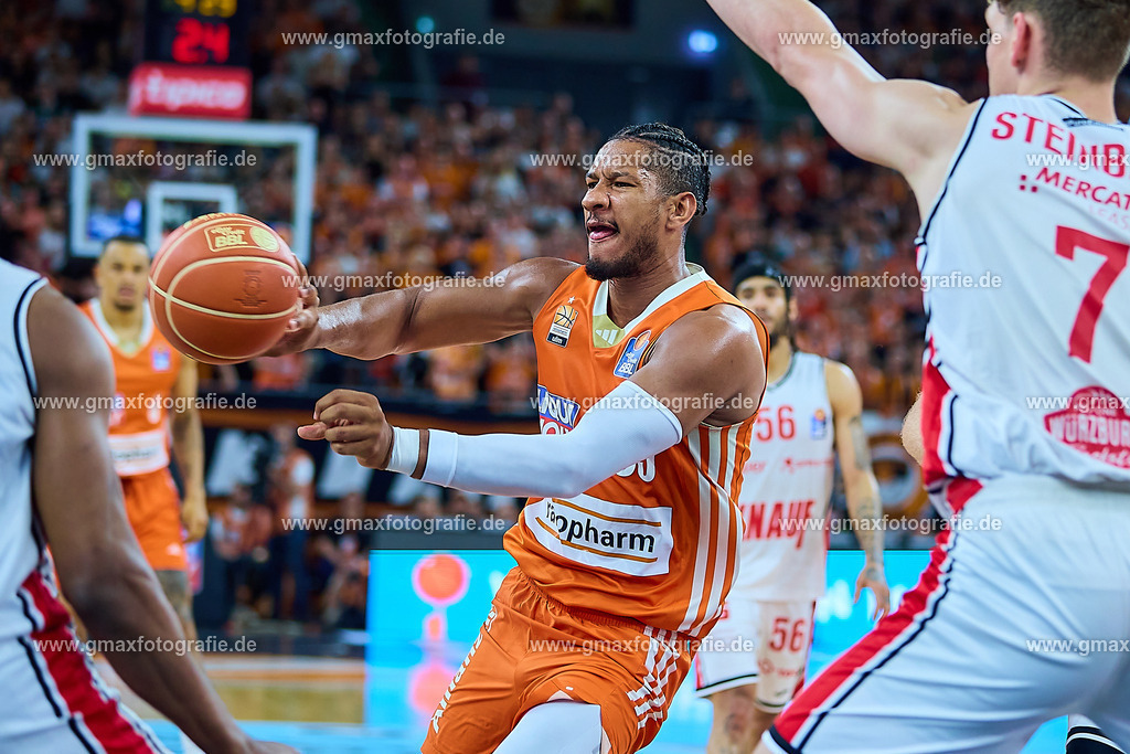 GER, ratiopharm ulm gegen FIT/ONE Würzburg Baskets, Basketball, 5. PlayOff, Halbfinale, EasyCredit Bundesliga, Spielzeit 2024/2025, 12.06.2025 | Pass von Karim Jallow (ratiopharm ulm, #35)GER, ratiopharm ulm gegen FIT/ONE Würzburg Baskets, Basketball, 5. PlayOff, Halbfinale, EasyCredit Bundesliga, Spielzeit 2024/2025, 12.06.2025Foto: Eibner-Pressefoto/Gerald Oelze-de Stoppany